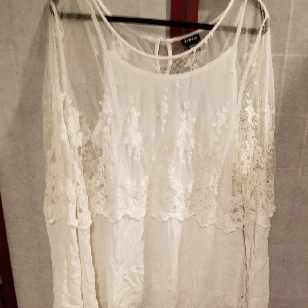Torrid 3X white lace/gauze tunic with attached cami. Great for Valentine pics! - Picture 2 of 7